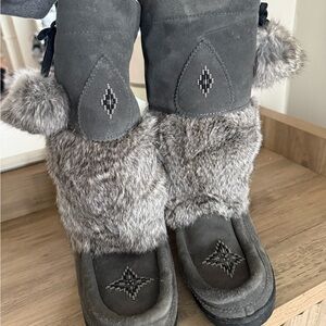 Manitoba Waterproof Snowy Owl MukLuks in charcoal size 8